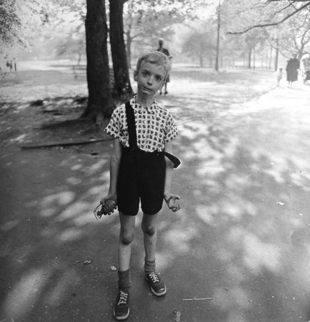 ¿Qué Estás Escuchando? - Página 32 Diane-arbus-child-with-a-toy-hand-grenade-in-central-park-nyc-1962